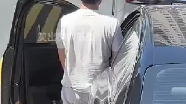 强者从不抱怨环境，大哥一个举动，瞬间干懵后面的女人，，，，