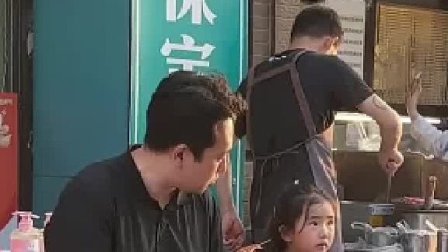 终于知道孩子为什么喜欢爸爸接放学了！网友辣评：父女俩简直一模一样！