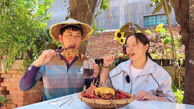 小院春风伴烧烤，夫妻相伴没烦恼，幸福生活跑不了