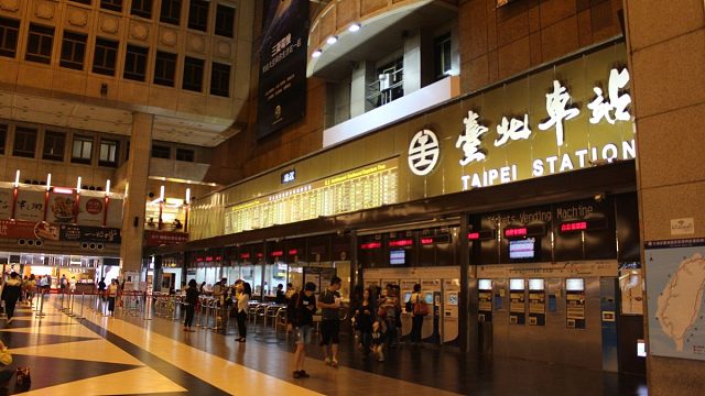 中国台湾最大终点站 台北车站汇聚的各种列车到发集合