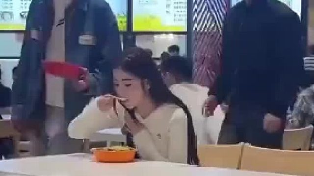 吃错食堂饭，误将路人认搭讪者