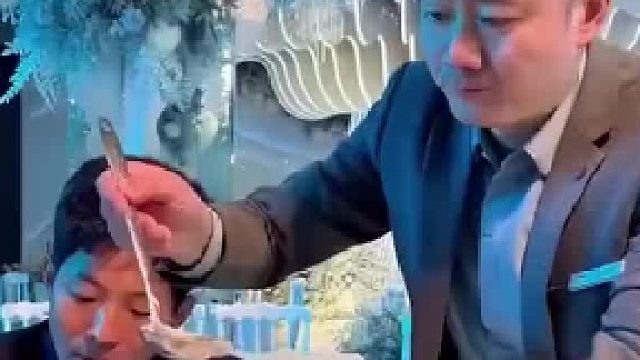 吃饭时应该知道的餐桌规矩，两人这样一对比高下立见了！