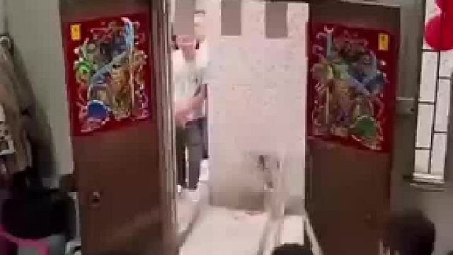 接亲拦门敲竹竿男子看准时机一举拿下