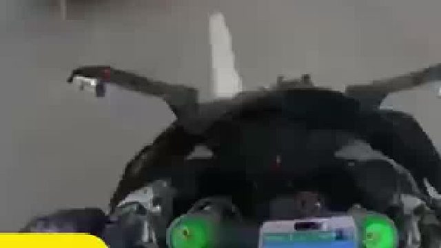 男子欲骑摩托车上高速