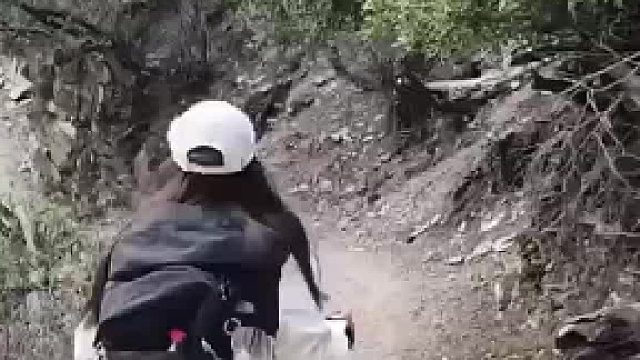 爬山偶遇他人上山直接骑着摩托轻松登顶