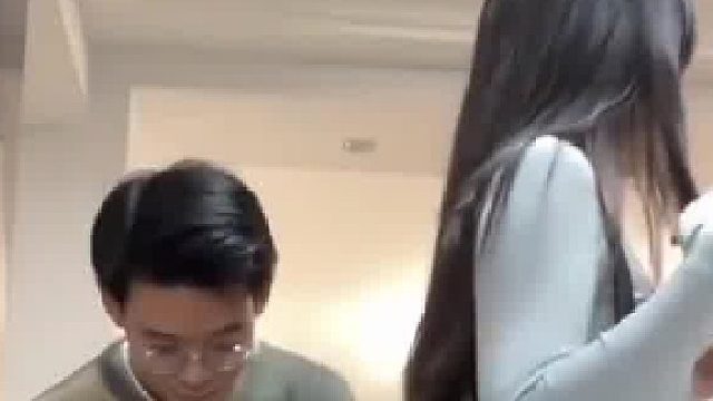 惹完女友生气后，小伙还动手挑衅，网友：看起来手感不错！