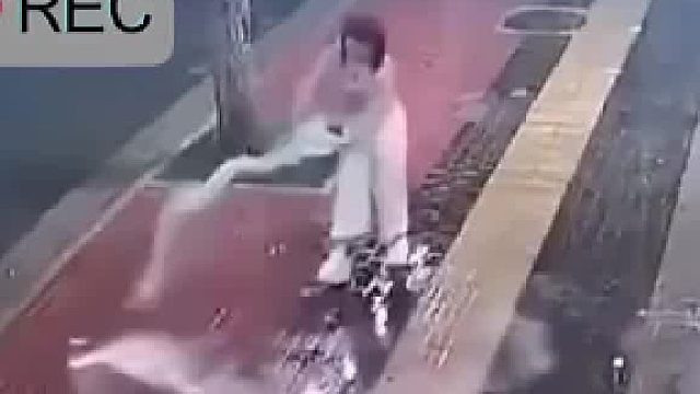 烧烤店打烊之后 老板将门口人行道清理 这样的老板想不发财都难
