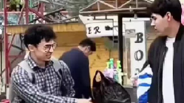 眼镜男“扮猪吃老虎”！女子从不屑一顾到震惊不已！