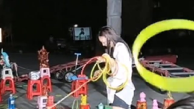 孩子：爸爸！我要玩具！你往哪套啊！爸爸：滚！让我先给你套个妈