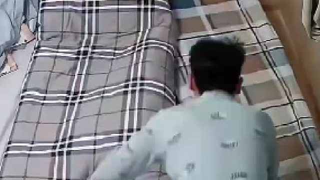 爸爸和女儿玩捉迷藏，胜负欲极强！直接把床垫挪开躲里面…