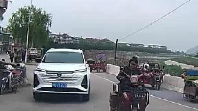 必须让她赔，一看就是惯犯