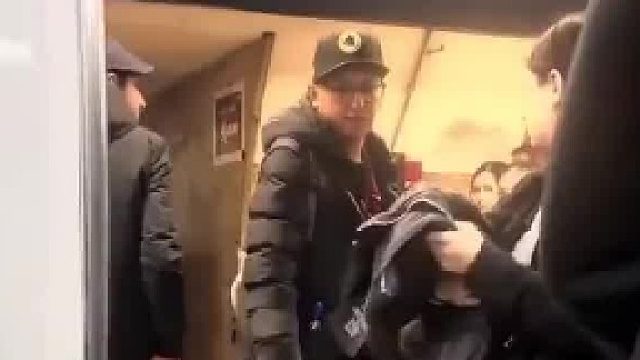 男子看透一切，精准预判小偷的预到，死死的护着包