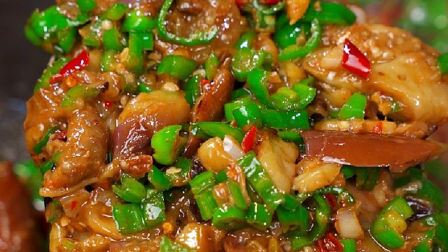 不用蒸不用炸，就能做出一道非常好吃的青椒烧茄子