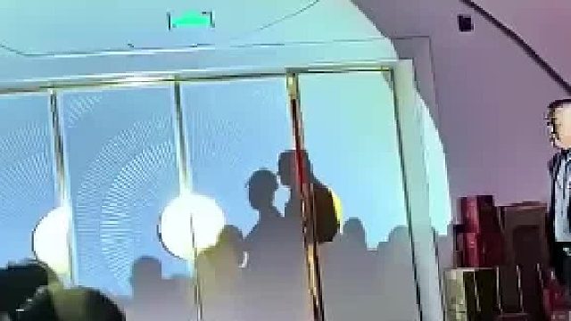 新娘出场时被酒店工作人员抢喜，幸亏亲戚及时将其制止
