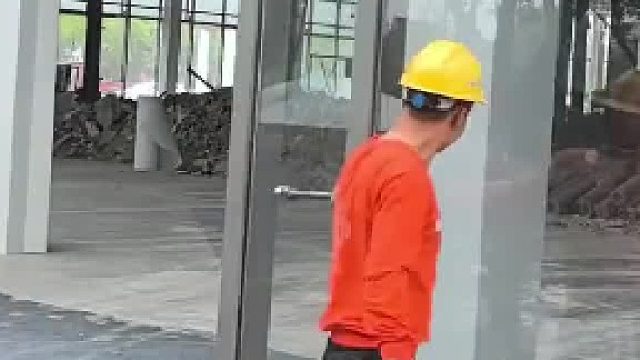 4S店退租后装修不能折旧，只好安排工人将玻璃一片片敲碎