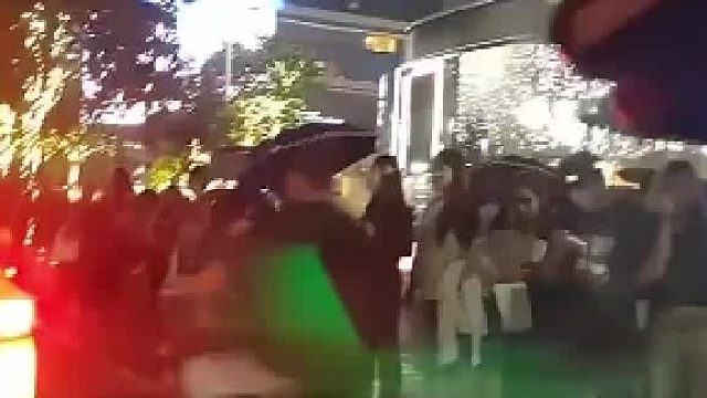 的士在闹市区等待乘客上车结果每个乘客都在等网约车