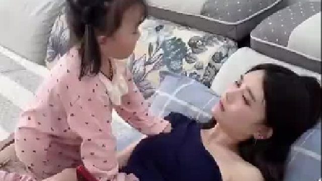 萌娃吃面包神操作，萌娃：饭碗可是不能丢的