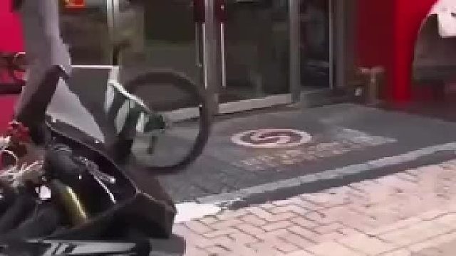 摩托车上发生的小插曲，让人忍俊不禁！