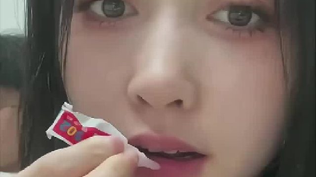 女友嘴涂502胶水恶搞男友，男友当场吐出唇膏，场面直接失控