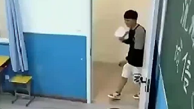 几名同学躲跑操被抓，男生不讲武德！
