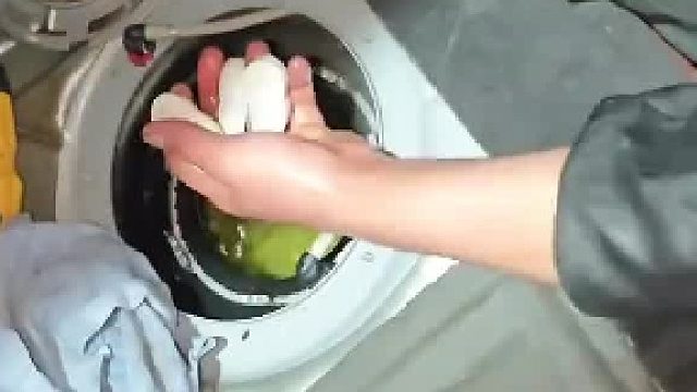 修车师傅给客人换个油泵，结果从油箱里掏出很多白色类似花生的东西