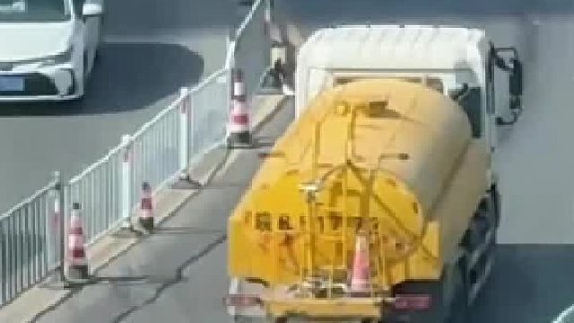 路上偶遇洒水车想洗车，白车：你是真自私呀！