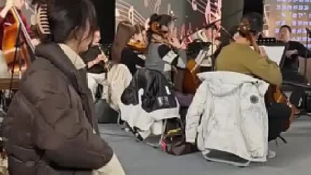 咱说这么文雅的活，不能弄个精致的锤子吗