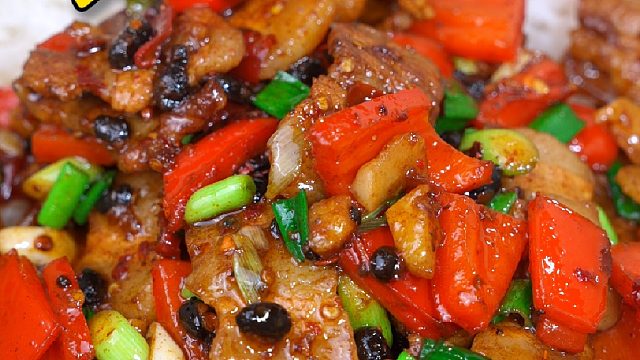 一顿饭不超过10元，甜椒炒肉盖在米饭上不仅吃好还能吃饱