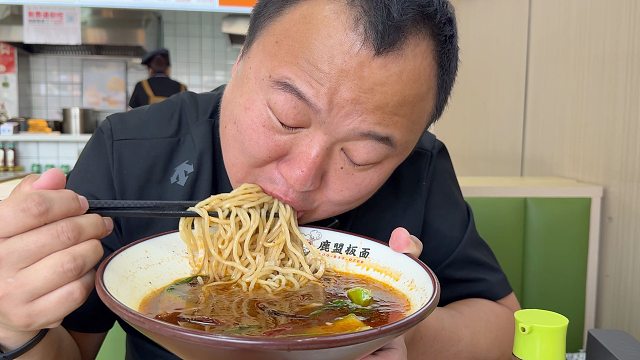家里停水了，阿强来出来吃个牛肉板面，大口吸面的感觉超过瘾