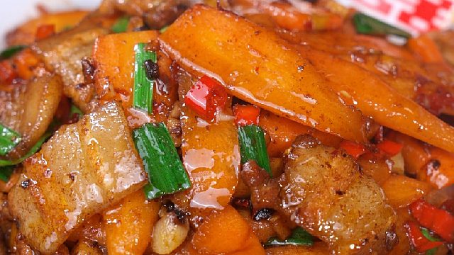 这本地拇指胡萝卜随便配点肉和豆豉炒一炒，那米饭都要多吃两碗。