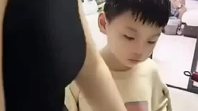 妈妈给儿子切面包，使用切糕刀法”震惊到儿子