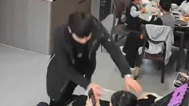 发出家里上班前的仪式感，出门前必要亲一下家人