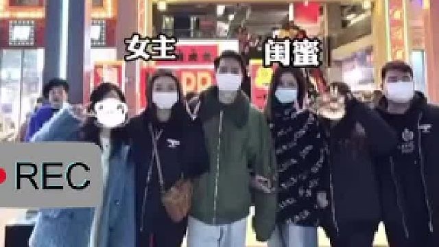 回家整理合影，发现男友与闺蜜挽手