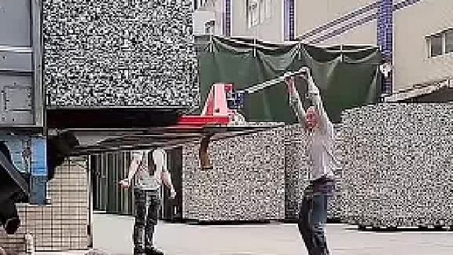 人掉下去了他都还敢这样上去，他是真的牛批