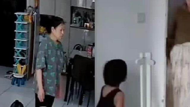 小孩不是搞破坏，就是逼妈妈搞破坏
