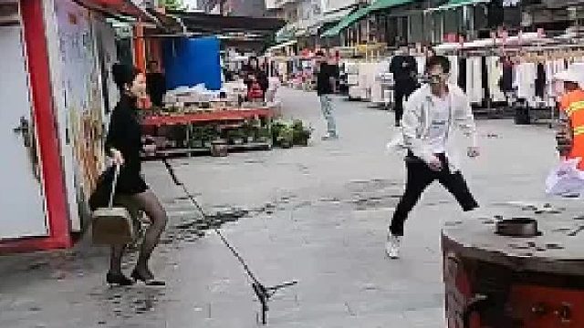 这女的摔的不轻啊