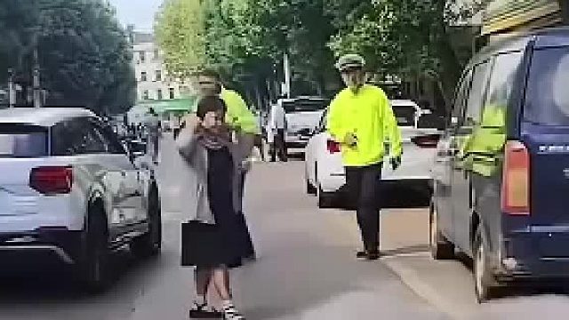 硬核通行证：帽子叔叔摆手放行