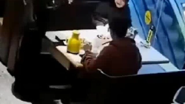 这男的动手动脚，女的怕了，发消息给闺蜜救场