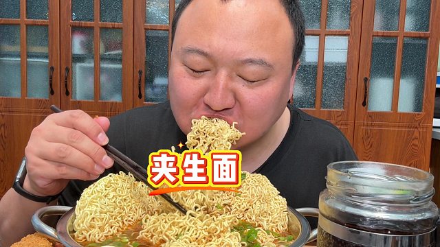 昨天照顾孩子一夜没睡，阿强早餐，简单吃个夹生面，舒坦多了