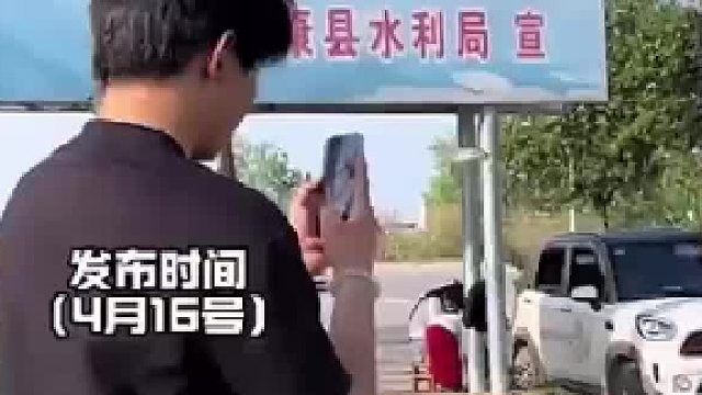 钓友只钓上来一条小鱼靠着拍摄技巧愣是拍成了巨物
