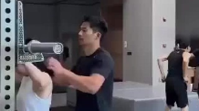 教练指导美女健身，背后亮点一目了然！