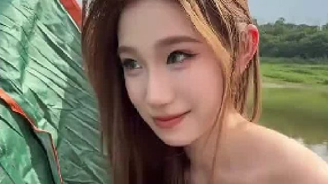 女子把玩具蛇放闺蜜帐篷里，闺蜜被吓得把帐篷顶到飞起