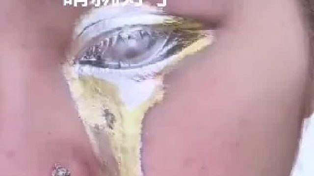 女子用银粉化妆，称清洗时不停眨眼睛就好了，网友：这可是眼睛 真出问题了 后悔都来不及