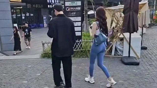 谁家走路脚后跟不着地啊