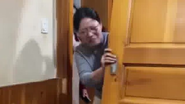 真正的推门而入，说啥都听不进去，网友：犟还不听劝.