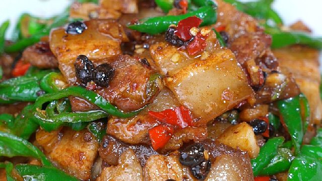 这是在湖南家家户户都会做的辣椒炒肉，做法简单，特别下饭