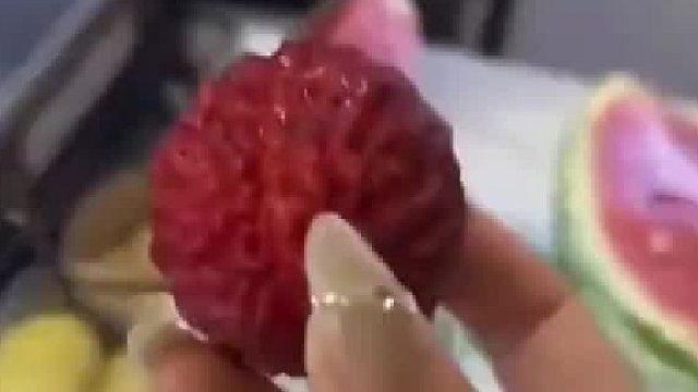 买一颗荔枝结账，现在水果价格真是高的离谱