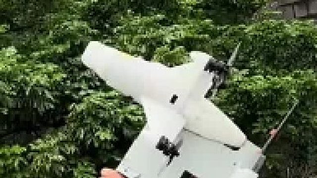 用装备高速拦截无人机，手上感受到4公斤的反冲力，一下子无人机就给撞下来