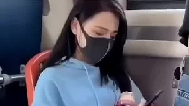 公交车上的女子，短短十秒全程高能，太明目张胆了