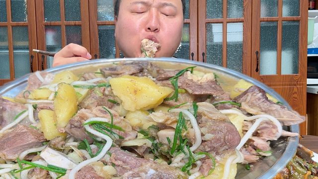 炖羊肉真的太绝啦，软烂脱骨，奶香四溢，大口吃肉超级给力